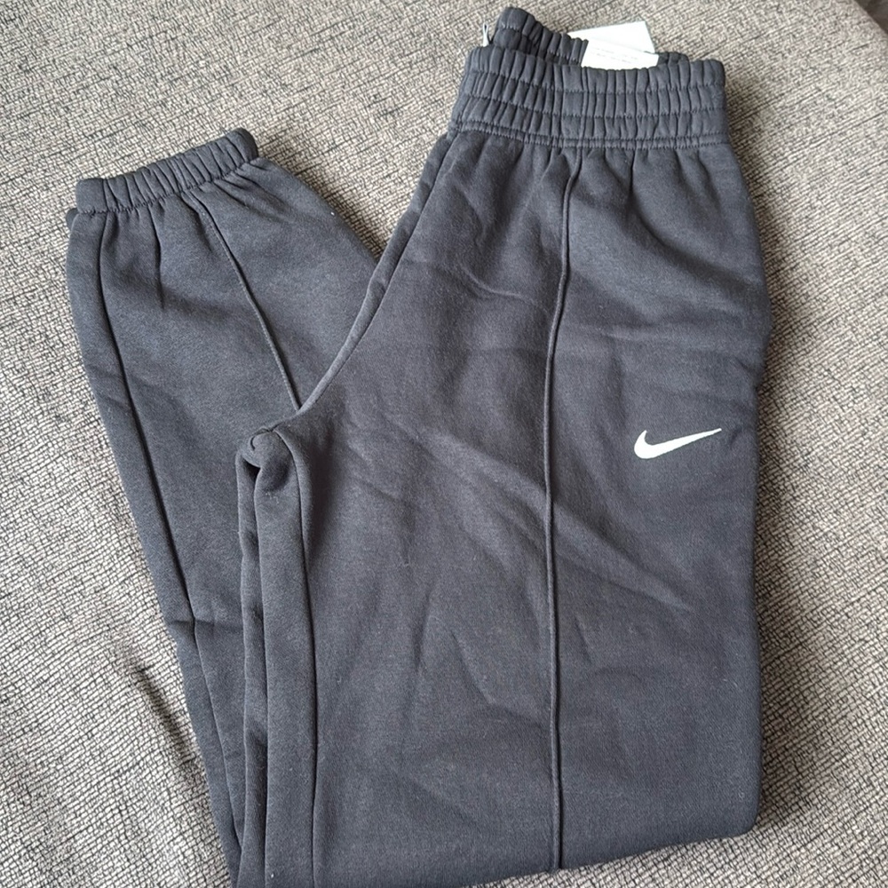 NWT: Womens Nike Loose fit mid rise sweatpants